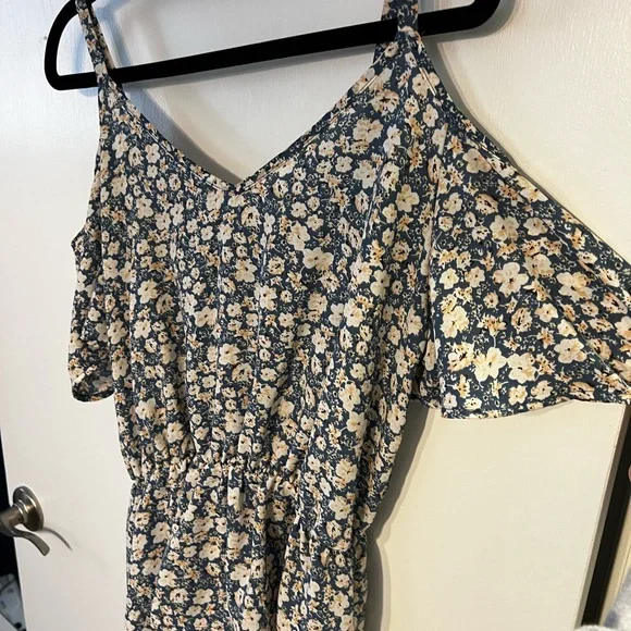 Sienna Sky Floral Off-Shoulder Women's Blouse Size Medium - Picture 3 of 7